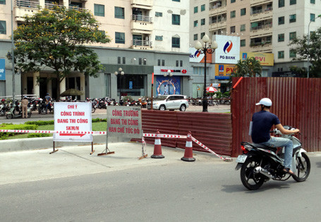 Nhiều tháng nay, làn đường gần dải phân cách dọc đường Lê Văn Lương được rào kín để thi công. Nhiều tháng nay, làn đường gần dải phân cách dọc đường Lê Văn Lương được rào kín để thi công