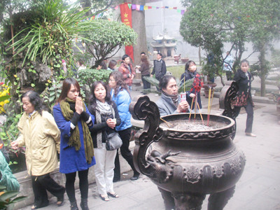 Du khách làm lễ tại Đền Quán Thánh