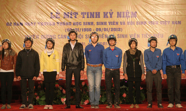 20 mũ bảo hiểm trao cho sinh viên tình nguyện Thủ đô