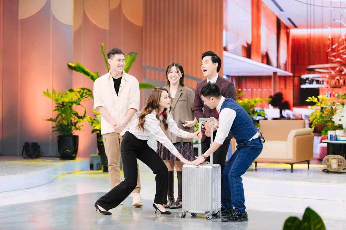 Mù Tạt tung chiêu khiến khán giả "cười bò" trong chương trình mới.