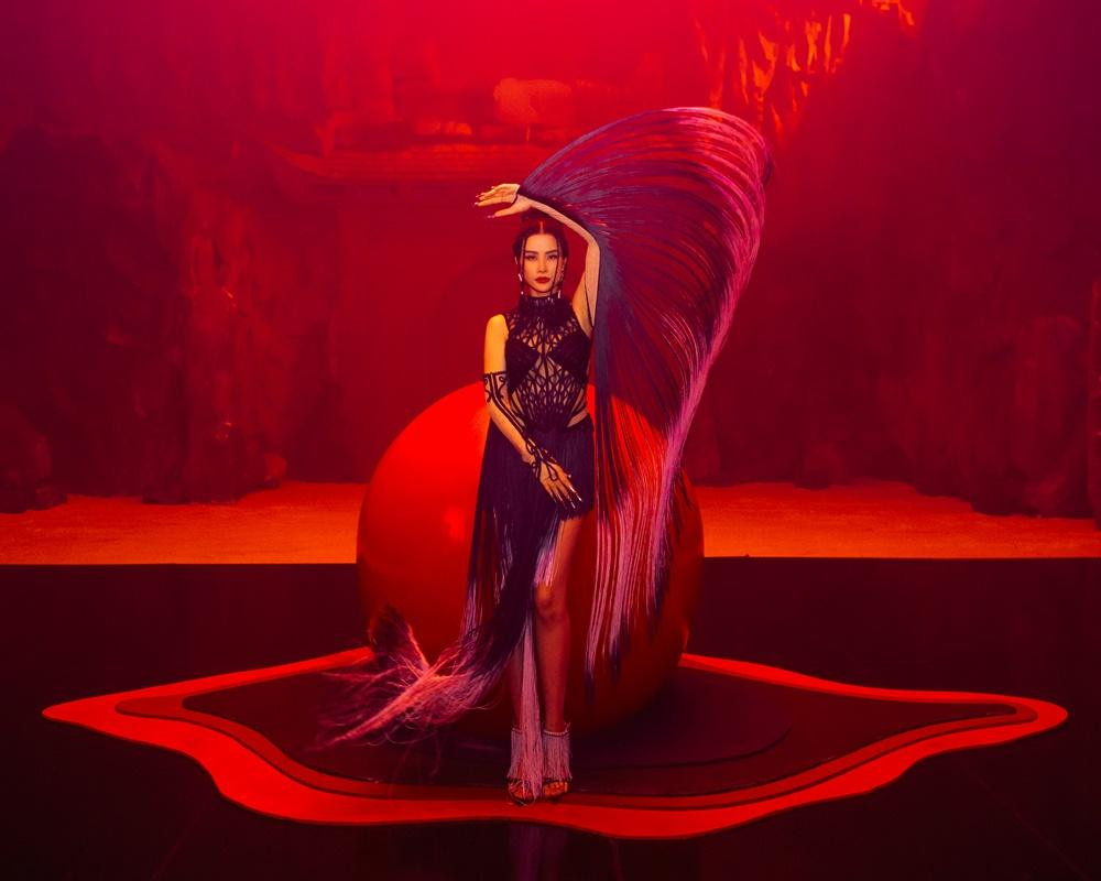 Mỵ Châu của Đông Nhi đã được 'hồi sinh' bởi một nữ tộc bí ẩn trong MV Đôi mi em đang u sầu.