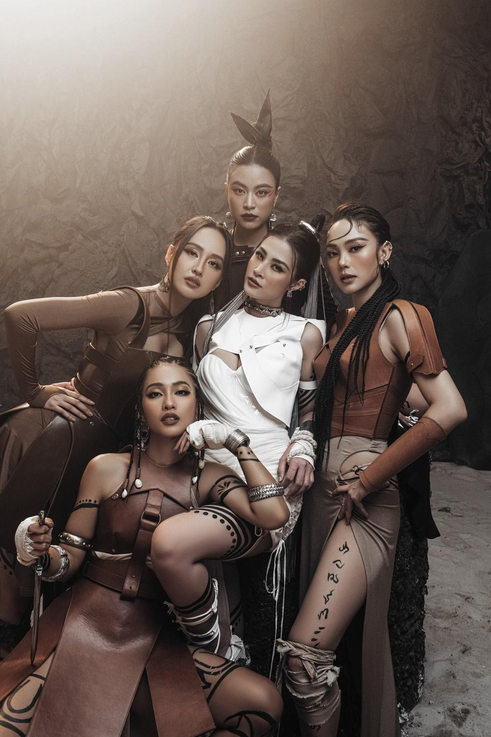 Dàn nghệ sĩ khách mời: Minh Hằng, Noo Phước Thịnh, Mai Phương Thúy, Hoàng Thùy Linh, Gil Lê, Khả Ngân và khách mời Wowy xuất hiện trong MV Đôi mi em đang u sầu.