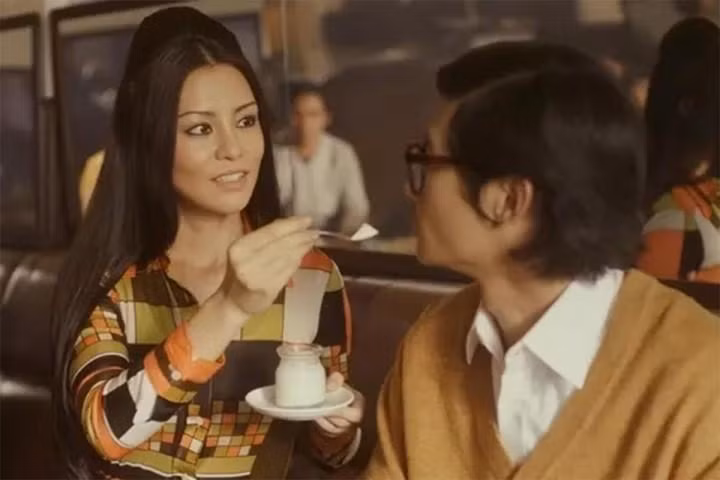 Chi tiết Khánh Ly đút sữa chua cho Trịnh Công Sơn bị phản ứng dữ dội.