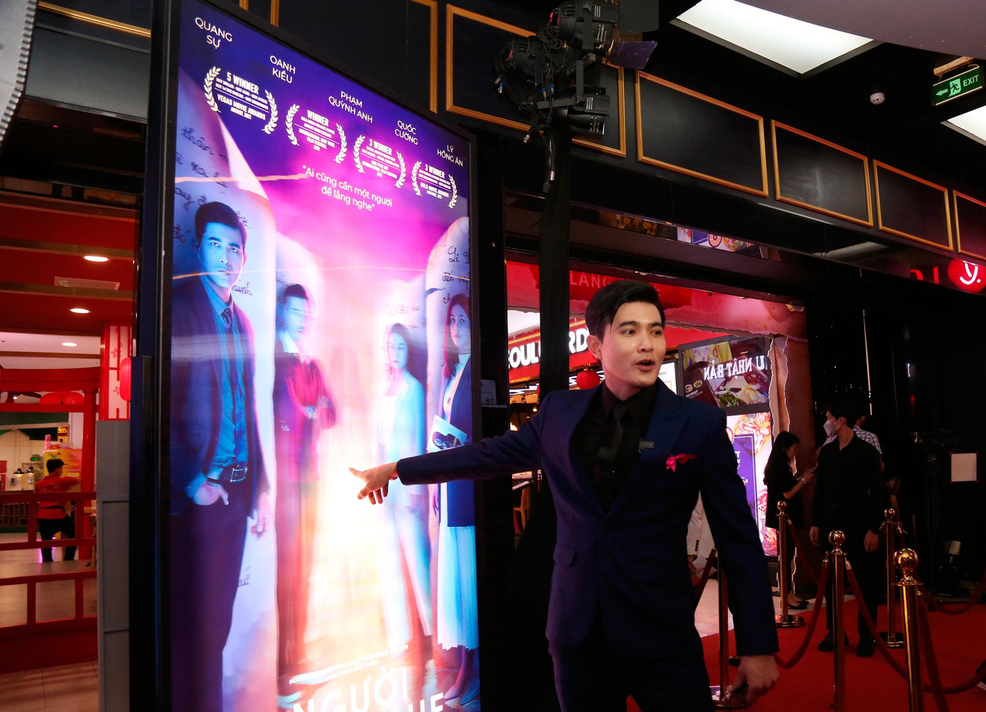 Diễn viên Quang Sự sờ thử lên poster để cảm nhận các hình ảnh cắt lớp khiến anh “thoắt ẩn thoắt hiện” khá &apos;ma mị&apos;.