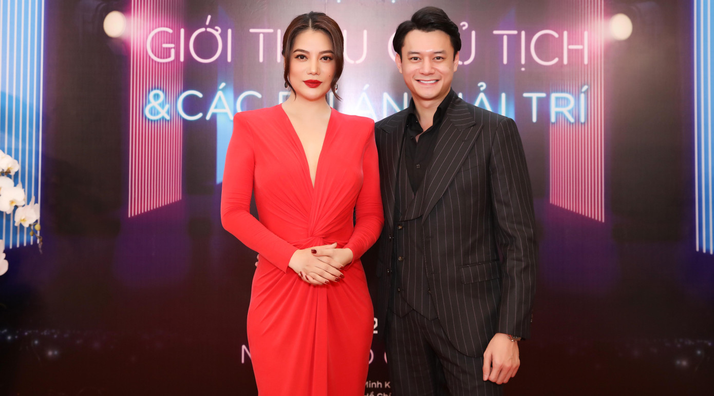 Xuất hiện đầy quyến rũ cùng 'tình trẻ' Anh Dũng, Trương Ngọc Ánh dường như chiếm trọn 'spotlight'. Xuất hiện đầy quyến rũ cùng 'tình trẻ' Anh Dũng, Trương Ngọc Ánh dường như chiếm trọn 'spotlight'.