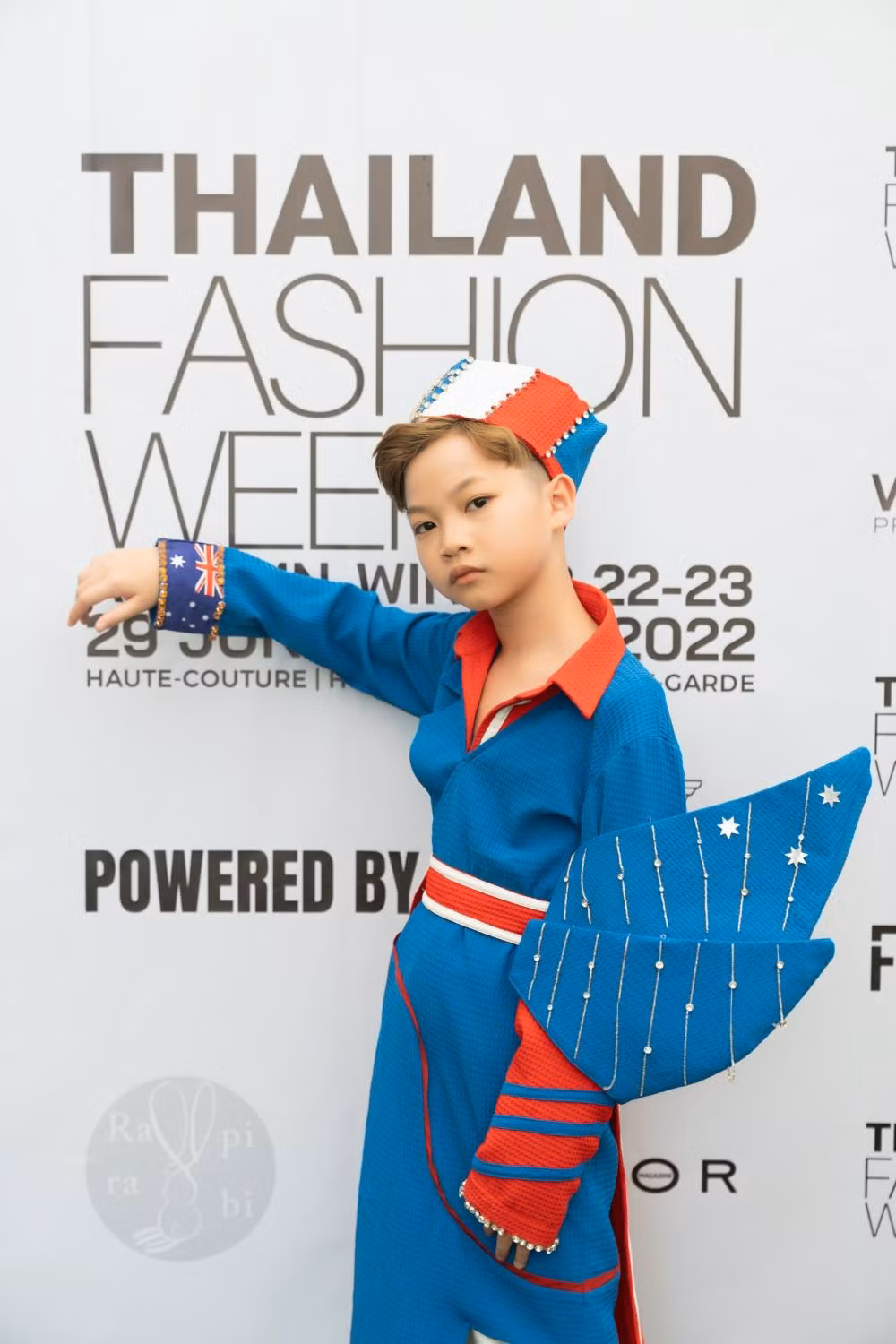 Lần đầu tiên sải bước trên sàn catwalk xứ người nhưng Phong Thiên đã tạo ấn tượng mạnh. Lần đầu tiên sải bước trên sàn catwalk xứ người nhưng Phong Thiên đã tạo ấn tượng mạnh.