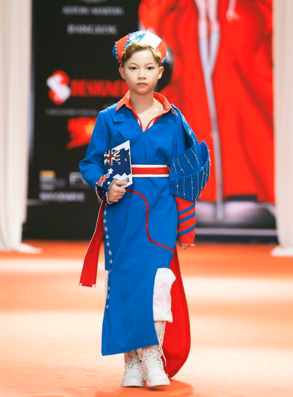 Trên sàn catwalk, Phong Thiên thể hiện những bước đi chuyên nghiệp, đầy tự tin và vô cùng chững chạc. Trên sàn catwalk, Phong Thiên thể hiện những bước đi chuyên nghiệp, đầy tự tin và vô cùng chững chạc.