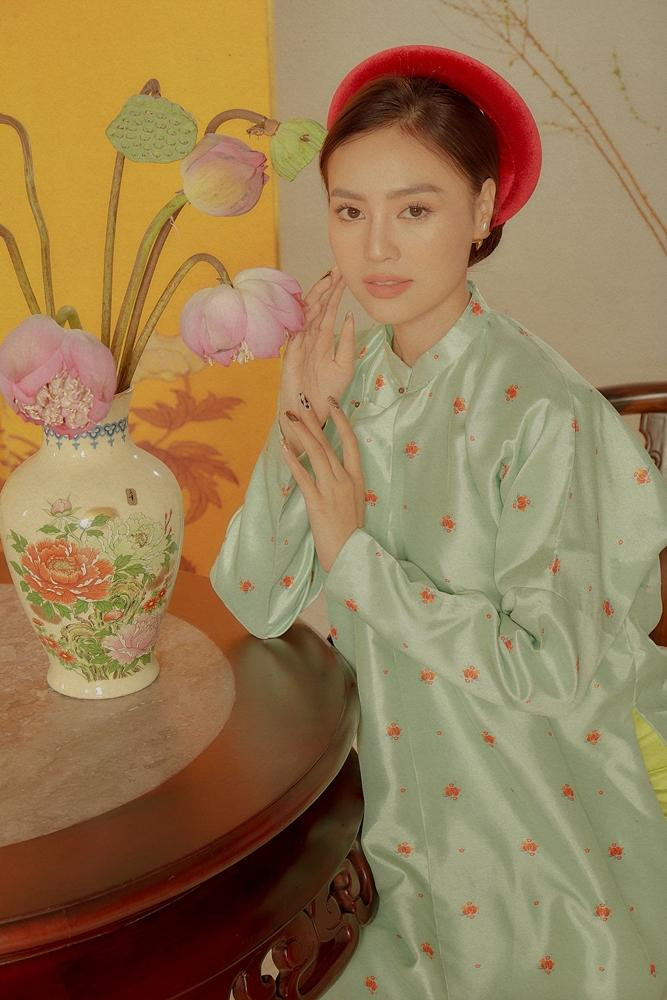 Chia sẻ một chút về bộ ảnh đặc biệt lần này, Ninh Dương Lan Ngọc cho biết: “Phải nói đây là lần đầu tiên mà mấy anh em nghệ sĩ cùng công ty mới có cơ hội thực hiện một bộ hình chung với nhau như thế này, dù công ty thành lập cũng được hơn 5 năm. Đây là mong muốn mà Ngọc và quản lý đã ấp ủ từ rất lâu. Ngọc thật sự rất vui và hạnh phúc. Ngọc 'trân quý' tình cảm mà tất cả anh chị em dành cho nhau. Gọi là công ty nhưng Ngọc nghĩ đây là “gia đình thứ hai" mới đúng”.