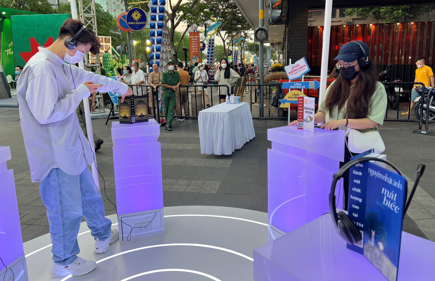 Giới trẻ 'check-in' tại 'booth' trải nghiệm Sách không chữ - Sách nói.