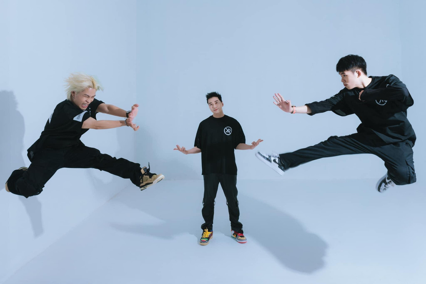 Seachains và HLV Karik. Seachains và HLV Karik.