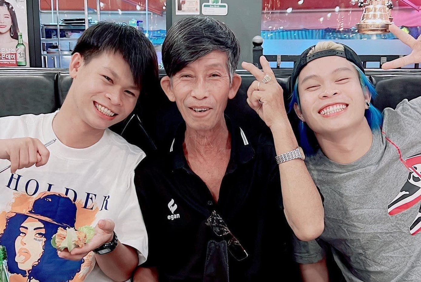 Seachains và ba của mình. Seachains và ba của mình.