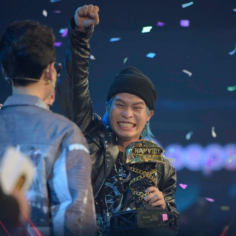 "Rap Việt chính là một trang mới cho cuốn sách cuộc đời của tôi, nhắc nhở rằng dù có bất cứ khó khăn gì mình cũng sẽ vượt qua"- Seachains "Rap Việt chính là một trang mới cho cuốn sách cuộc đời của tôi, nhắc nhở rằng dù có bất cứ khó khăn gì mình cũng sẽ vượt qua"- Seachains