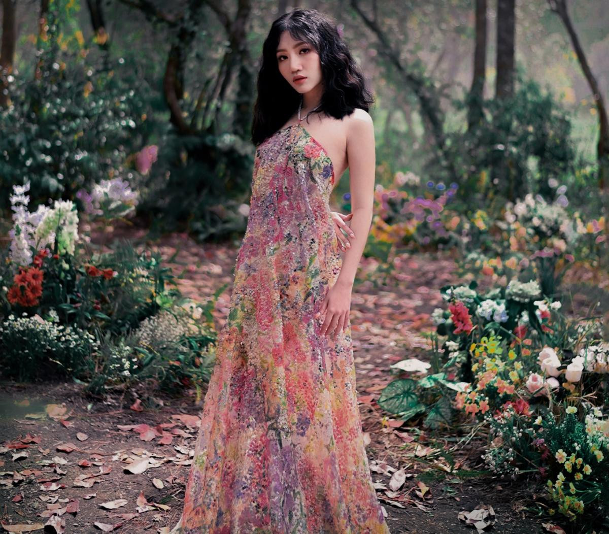 “Mẹ em nhắc anh là ca khúc cho mình rất nhiều cảm xúc ngay từ khi nghe demo mà anh Trương gửi. Nỗi buồn sau khi chia tay người yêu thì có nhiều hình thái khác nhau, nhưng cách anh Trương nhắc hình bóng người mẹ ở đây rất đặc biệt, gần như là lần đầu có ở V-pop. Mình hào hứng nhưng cũng vô cùng áp lực, bài hát có ca từ rất đẹp, phải dành nhiều cảm xúc nên cũng nhờ anh Trương góp ý mà mình mới có thể thể hiện tốt. Cảm ơn anh đã tin tưởng giọng ca trẻ như mình và hi vọng bài hát sẽ nhận được nhiều sự yêu mến của khán giả”, Orange tâm sự.