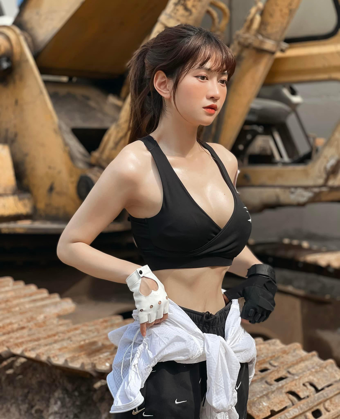 Lê Bống sinh năm 1995, được biết đến với vai trò là một Tiktoker, Youtuber, người mẫu ảnh và tham gia diễn xuất trong không ít MV ca nhạc, phim ngắn của các nghệ sĩ Việt… Sở hữu ngoại hình xinh xắn, 'bốc lửa', Lê Bống nhanh chóng thu hút được không ít lượng fan yêu mến và ủng hộ. Dù khá nổi tiếng trên TikTok nhưng điều đó là chưa đủ, bởi lẽ đam mê lớn nhất của 'cô nàng' vẫn là diễn xuất. Lê Bống sinh năm 1995, được biết đến với vai trò là một Tiktoker, Youtuber, người mẫu ảnh và tham gia diễn xuất trong không ít MV ca nhạc, phim ngắn của các nghệ sĩ Việt… Sở hữu ngoại hình xinh xắn, 'bốc lửa', Lê Bống nhanh chóng thu hút được không ít lượng fan yêu mến và ủng hộ. Dù khá nổi tiếng trên TikTok nhưng điều đó là chưa đủ, bởi lẽ đam mê lớn nhất của 'cô nàng' vẫn là diễn xuất.