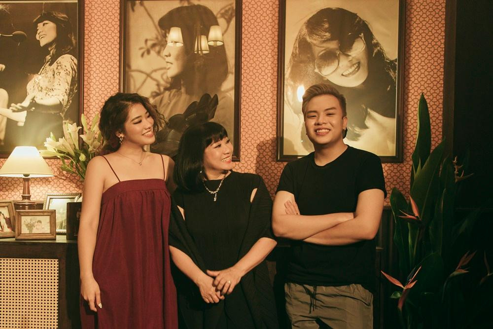 Con gái danh ca Cẩm Vân-CeCe Trương cùng Cẩm Vân và 'hit maker' Hứa Kim Tuyền.