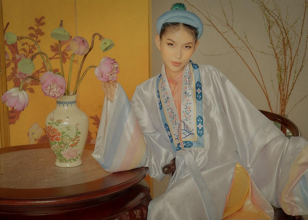 Thùy Dương (TyhD), người đẹp sinh năm 1990 cho biết, may mắn trong năm vừa qua, mọi người đã có ánh nhìn thiện cảm hơn với TyhD trong vai trò 'mentor' tại The Next Face Vietnam. Ở cuộc thi này, TyhD rất vui vì được 'truyền lửa' cũng như kinh nghiệm trong suốt 10 năm làm nghề cho các bạn người mẫu trẻ. “Nhiều người có thể không thích tôi vì tính cách nhưng tôi hy vọng các bạn có cái nhìn công tâm về những gì tôi đã truyền đạt và cống hiến thông qua chương trình”, TyhD trải lòng. Bước sang năm Nhâm Dần, TyhD tiết lộ cô sẽ tập trung phát triển bản thân ở mảng 'beauty'. Người đẹp cùng êkíp lên kế hoạch sản xuất nhiều nội dung xoay quanh chủ đề làm đẹp cũng như chăm da, make-up.