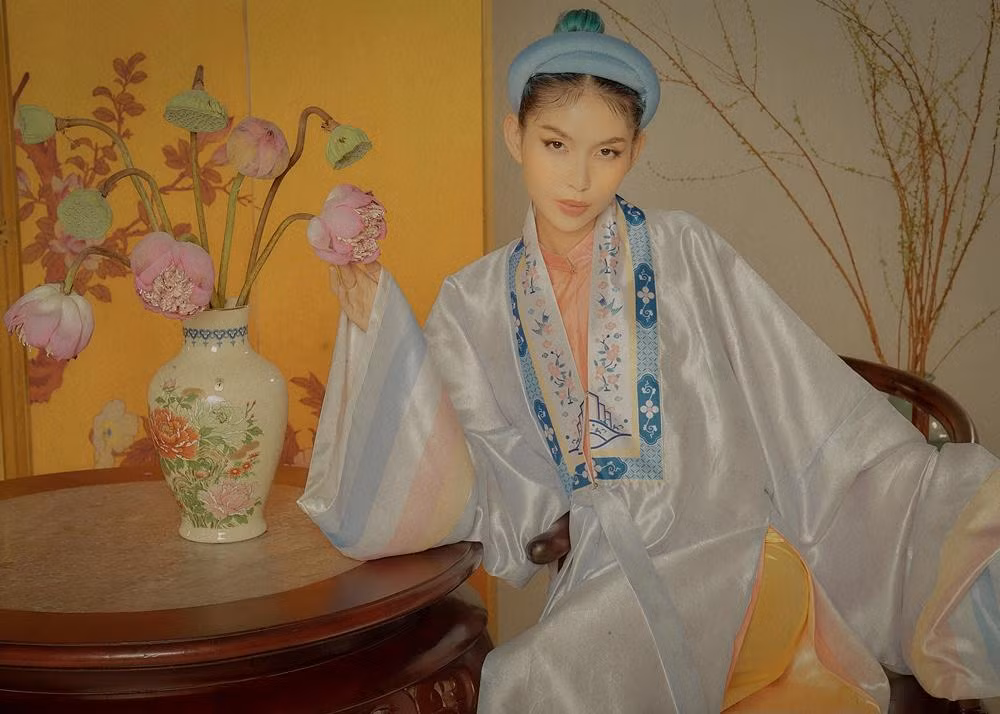 Thùy Dương (TyhD), người đẹp sinh năm 1990 cho biết, may mắn trong năm vừa qua, mọi người đã có ánh nhìn thiện cảm hơn với TyhD trong vai trò 'mentor' tại The Next Face Vietnam. Ở cuộc thi này, TyhD rất vui vì được 'truyền lửa' cũng như kinh nghiệm trong suốt 10 năm làm nghề cho các bạn người mẫu trẻ. “Nhiều người có thể không thích tôi vì tính cách nhưng tôi hy vọng các bạn có cái nhìn công tâm về những gì tôi đã truyền đạt và cống hiến thông qua chương trình”, TyhD trải lòng. Bước sang năm Nhâm Dần, TyhD tiết lộ cô sẽ tập trung phát triển bản thân ở mảng 'beauty'. Người đẹp cùng êkíp lên kế hoạch sản xuất nhiều nội dung xoay quanh chủ đề làm đẹp cũng như chăm da, make-up.