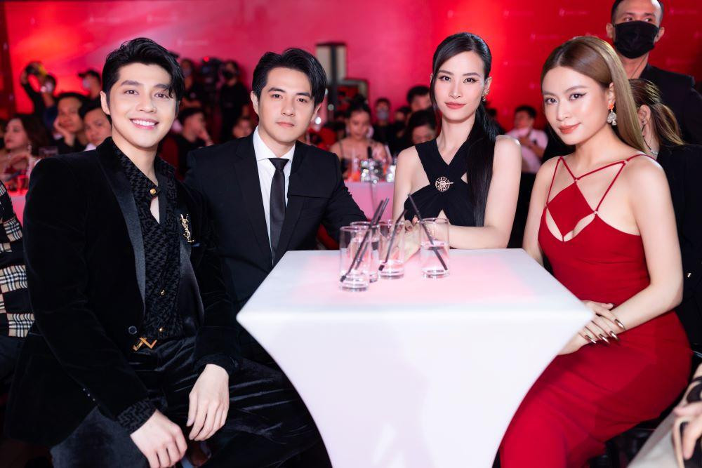 Hoàng Thùy Linh ngồi cùng hội bạn thân "Gia đình văn hóa" đình đám gồm những tên tuổi như Đông Nhi – Ông Cao Thắng, Khả Ngân, Noo Phước Thịnh… Hoàng Thùy Linh ngồi cùng hội bạn thân "Gia đình văn hóa" đình đám gồm những tên tuổi như Đông Nhi – Ông Cao Thắng, Khả Ngân, Noo Phước Thịnh…