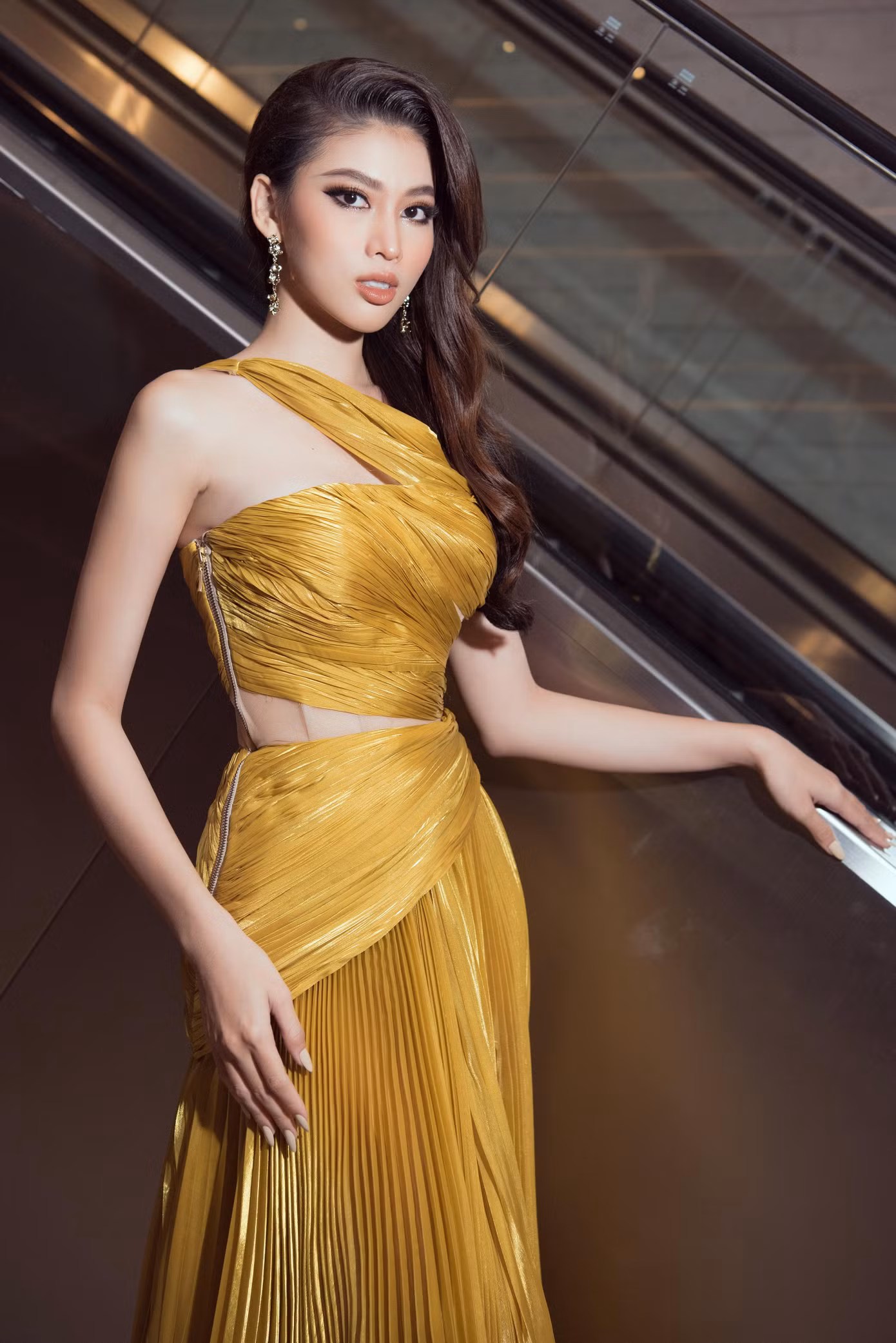 Cũng xuất hiện trong chiếc đầm dạ hội ánh vàng, Á hậu Ngọc Thảo thu hút ảnh nhìn với vẻ sắc sảo. Cũng xuất hiện trong chiếc đầm dạ hội ánh vàng, Á hậu Ngọc Thảo thu hút ảnh nhìn với vẻ sắc sảo.