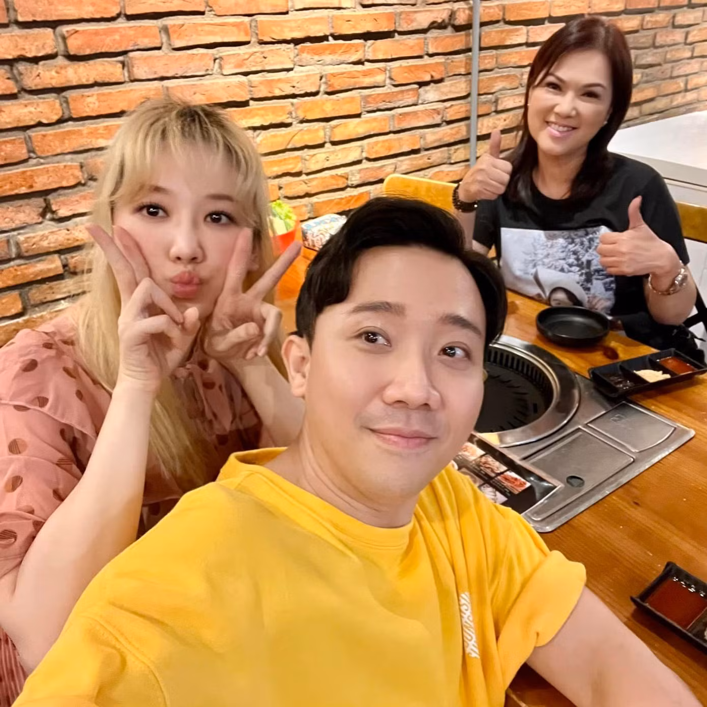 Vợ chồng Trấn Thành, Hari Won và ca sĩ Phương Loan.