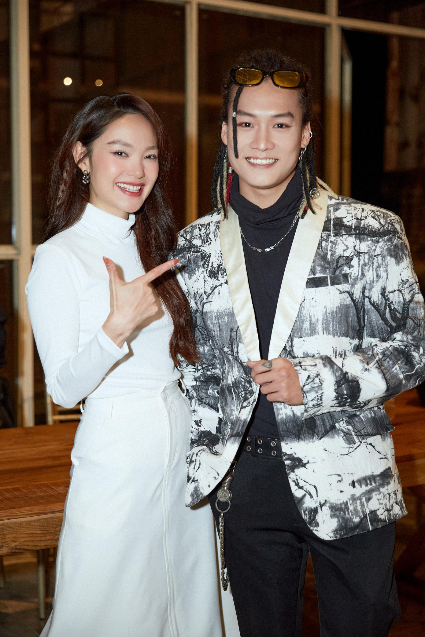 Chương trình mở đầu bằng bản hit Một vòng Trái Đất bản remix, được Minh Hằng trình bày theo một phong cách mới lạ cùng sự góp giọng của Dablo, rapper điển trai từng vào top 10 King of Rap.