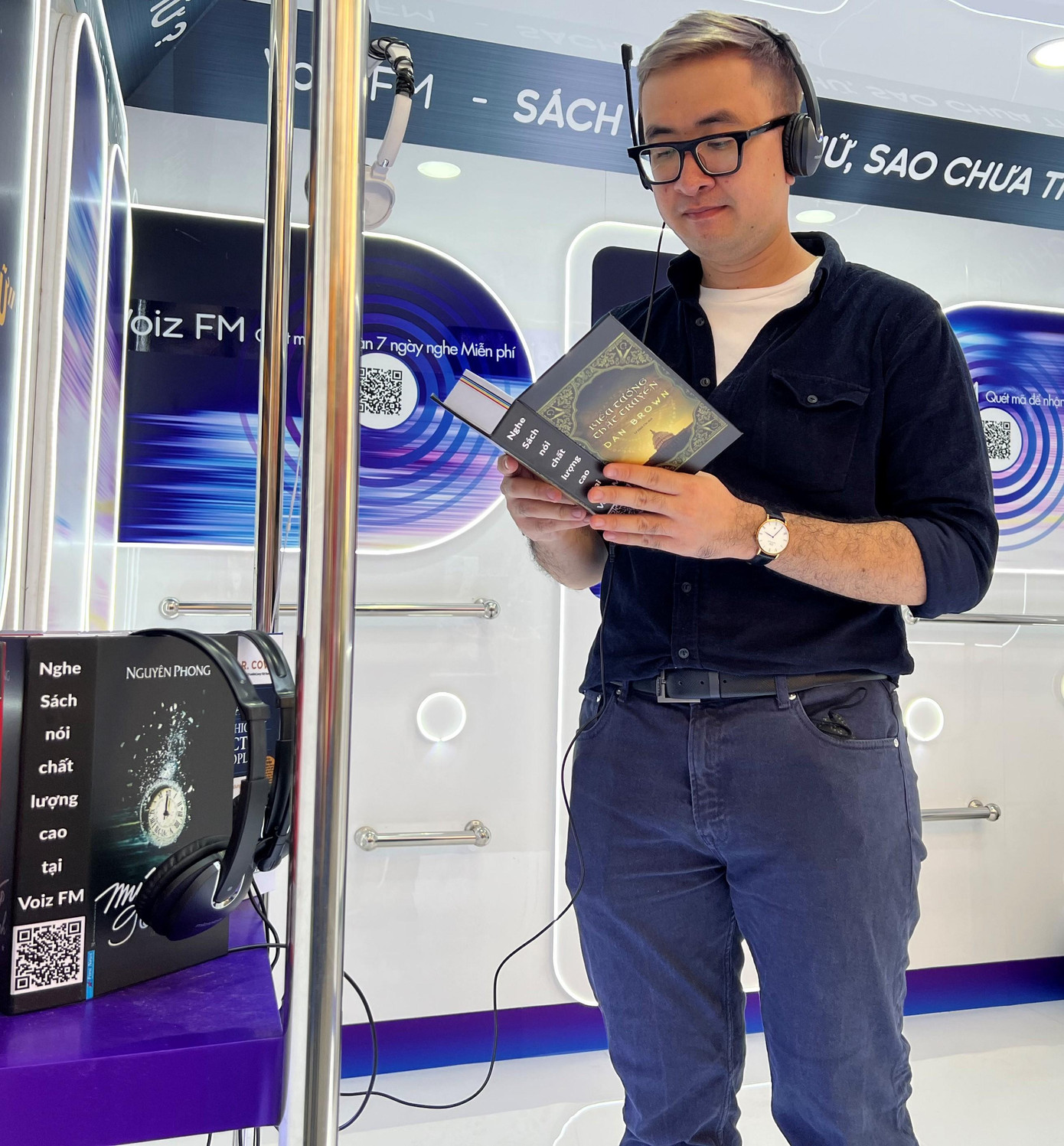 Anh Lê Hoàng Thạch (Giám đốc Điều hành Voiz FM) người mang đến trải nghiệm nghe “sách không chữ, sao không thử” tại hai Đường sách Tết Nhâm Dần. Anh từng thu hút sự chú ý của truyền thông khi từ chối hơn nửa triệu đô trên chương trình Shark Tank. Anh chia sẻ: “Với Toa tàu tương lai và 'booth' Sách không chữ năm nay, tôi hy vọng người dân TP. HCM sẽ có thêm điểm đến mới mẻ, thú vị. Không gian Đường sách vốn đã quá quen thuộc với mọi người, nhưng năm nay sẽ càng đặc biệt khi mọi người lần đầu được trải nghiệm những tựa sách nói bán chạy nhất, chất lượng nhất tại đây. Tôi mong điểm đến đặc biệt trong Tết này sẽ góp phần thúc đẩy văn hóa đọc đến mọi người”.