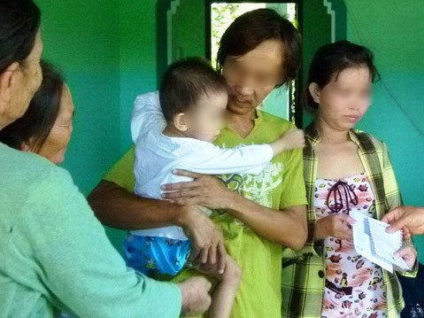 Trao tiền giúp đỡ cha mẹ bé - Ảnh: Tuổi Trẻ. Trao tiền giúp đỡ cha mẹ bé - Ảnh: Tuổi Trẻ