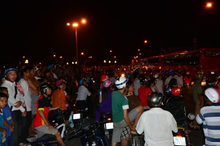 Xe giường nằm cháy ngùn ngụt, hành khách bỏ chạy tán loạn ảnh 1