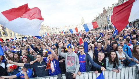 Cổ động viên 8 tuổi gây sốt ở Pháp ảnh 1