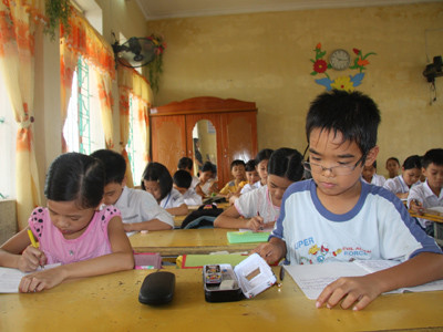 Việc trẻ học hành mệt mỏi đang được “đổ” cho tâm lý thích ganh đua của phụ huynh . Ảnh: Hồng Vĩnh Việc trẻ học hành mệt mỏi đang được “đổ” cho tâm lý thích ganh đua của phụ huynh