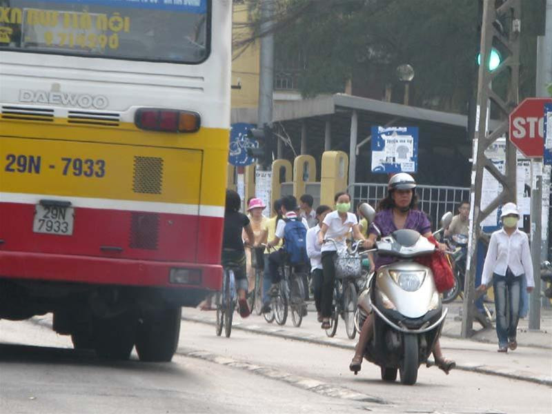 Ngược chiều giao thông, ngược chiều nỗi khổ! (chụp trên đường Nguyễn Trãi)