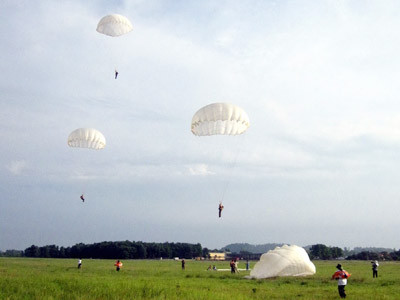 Tiếp đất thành công. Ảnh: trọng phú. Tiếp đất thành công. Ảnh: trọng phú