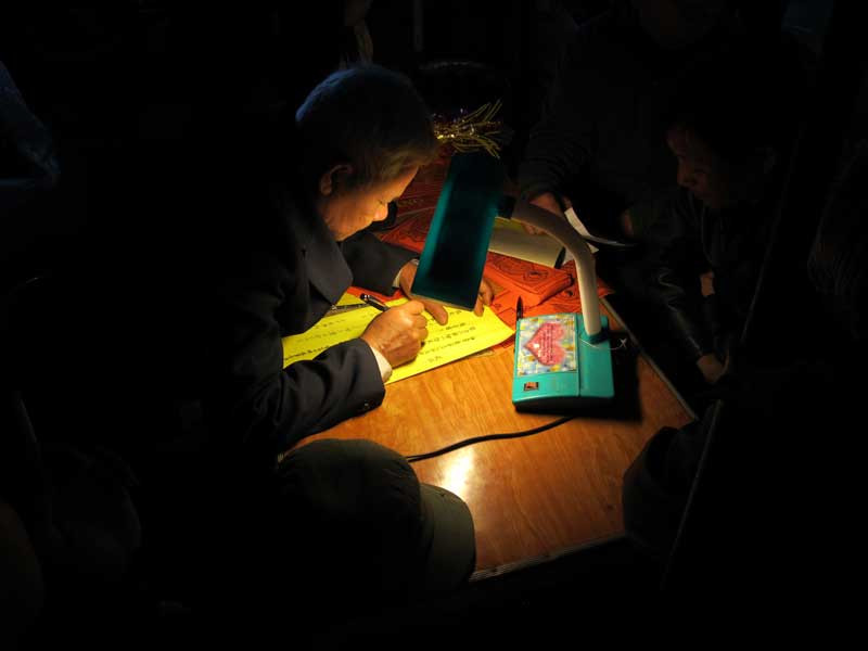 Cụ ông viết sớ thuê ngay cửa Phủ Dầy