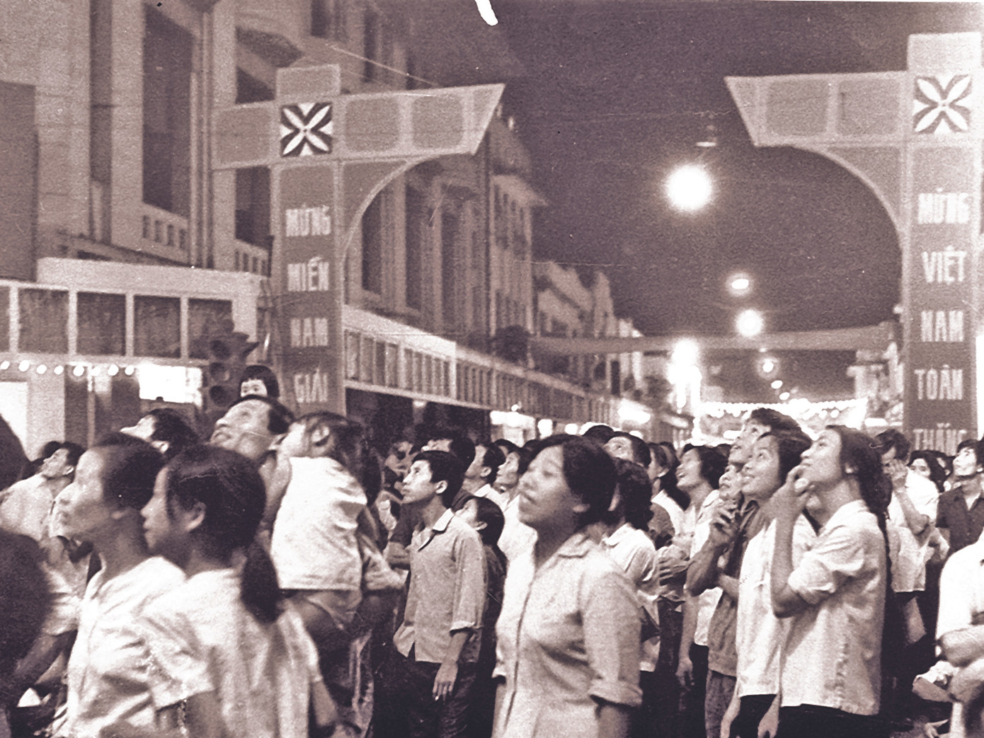 Người dân Thủ đô xem pháo hoa mừng thống nhất đêm 30-4-1975