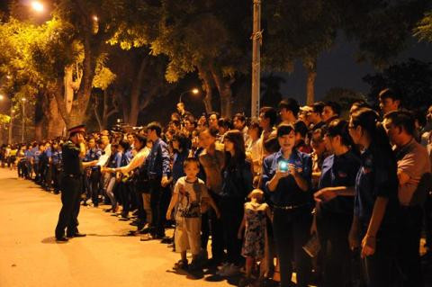 Đã hết giờ vào viếng Đại tướng theo thông báo của gia đình, dòng người vẫn ken đặc đường Hoàng Diệu