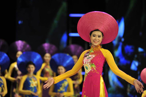 Các thí sinh thi trang phục áo dài 