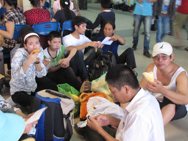 Đói, mệt nên phải bù đắp năng lượng cho chuyến hành trình về quê. Đói, mệt nên phải bù đắp năng lượng cho chuyến hành trình về quê