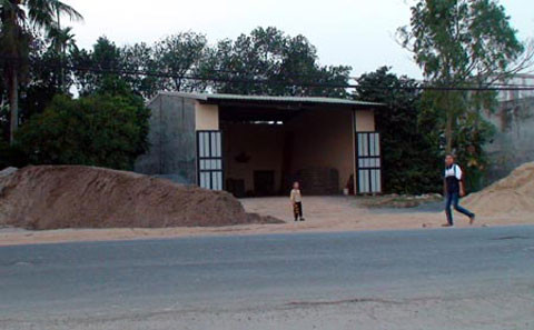 Dù trước cửa luôn có vài đống cát lớn để bán nhưng gia đình anh Sáng - chủ cửa hàng vật liệu xây dựng này vẫn có tên trong danh sách... hộ nghèo