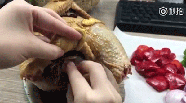 'Thánh ăn công sở' gây choáng khi nướng gà bằng chậu hoa, lấy xương làm đồ chơi ảnh 4