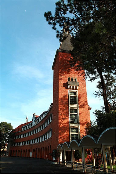 Điểm nhấn của dãy nhà hình vòng cung là tháp chuông