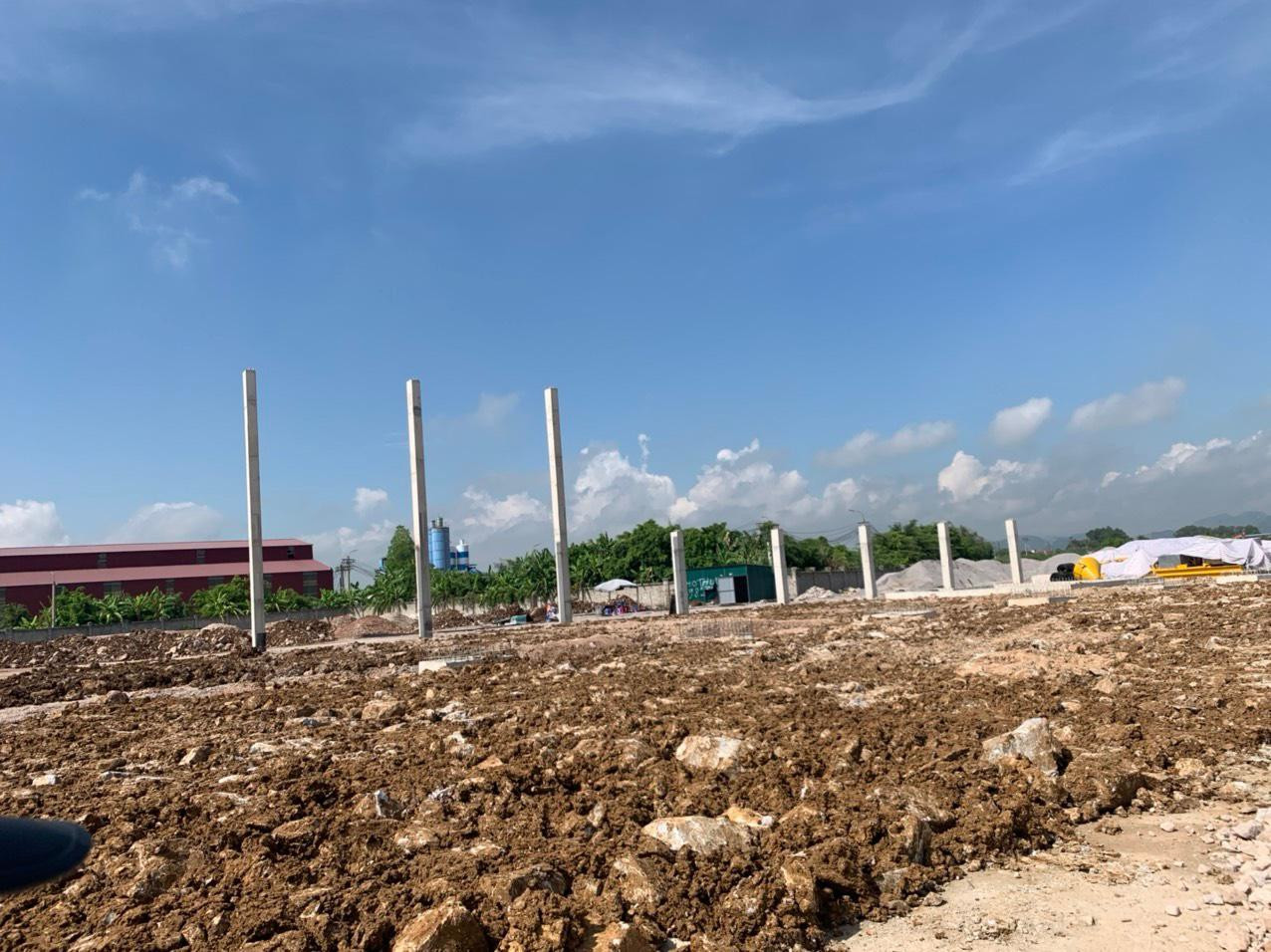 Hiện trạng khu đất nông nghiệp trồng lúa bị Công ty cổ phần tổng hợp Hoàng Hải san lấp mặt bằng. Ảnh chụp sáng 16/8/2022. Hiện trạng khu đất nông nghiệp trồng lúa bị Công ty cổ phần tổng hợp Hoàng Hải san lấp mặt bằng. Ảnh chụp sáng 16/8/2022.