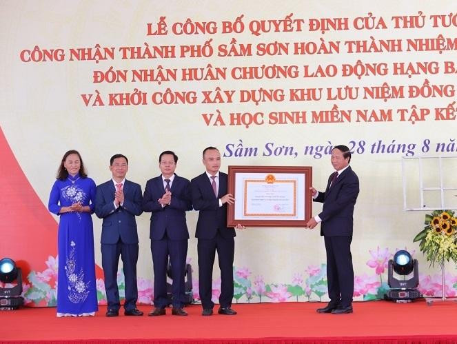 TP Sầm Sơn đón nhận Quyết định của Thủ tướng Chính phủ công nhận thành phố Sầm Sơn hoàn thành nhiệm vụ xây dựng nông thôn mới, đón nhận Huân chương lao động Hạng Ba của Chủ tịch nước.