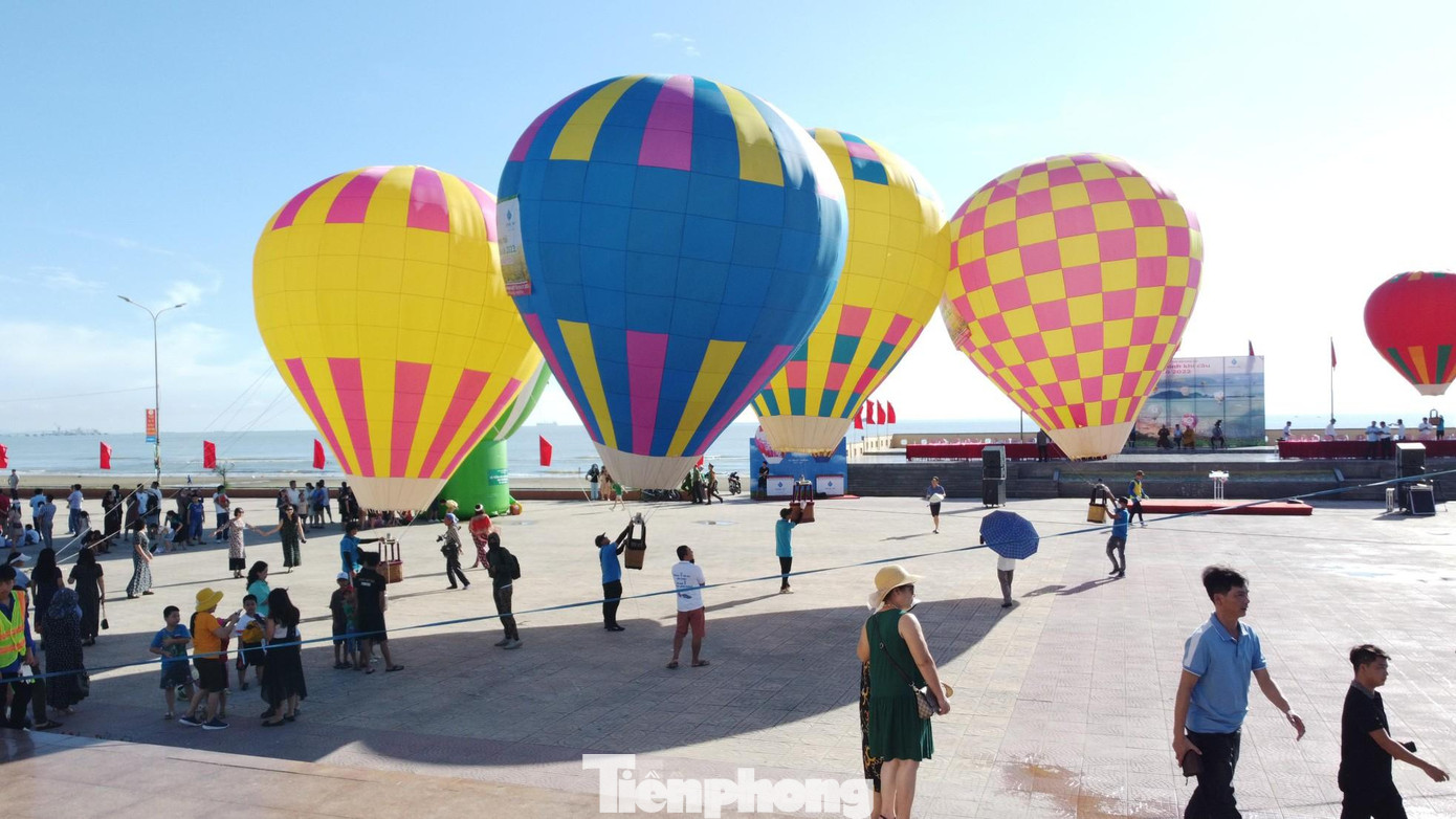 Bay khinh khí cầu tại biển Cửa Lò (tỉnh Nghệ An). Ảnh: Cảnh Huệ