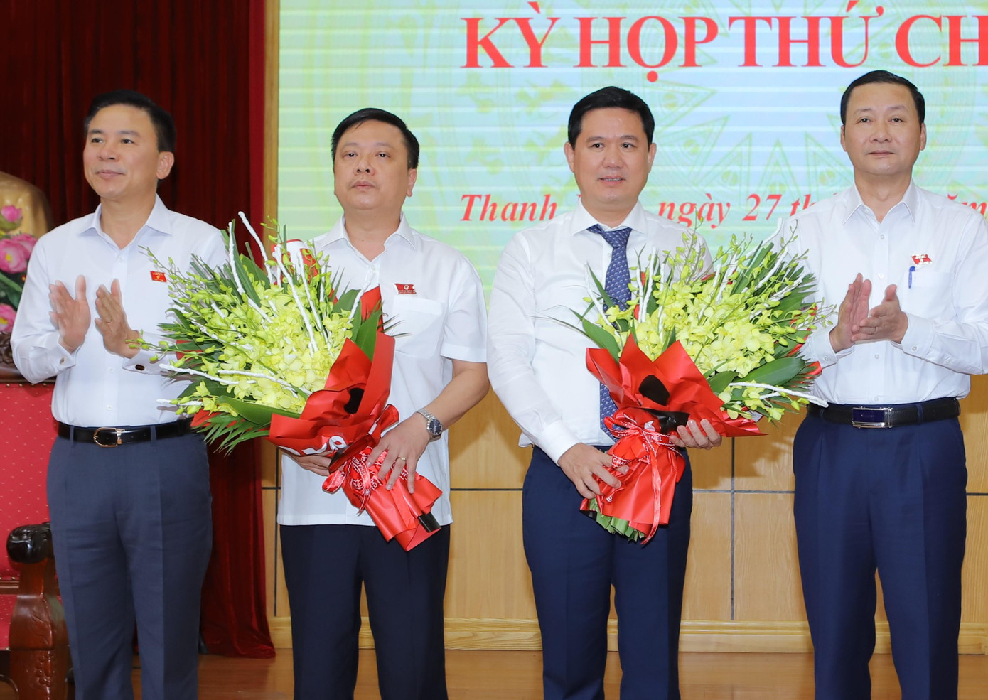 Bí thư Tỉnh uỷ Thanh Hoá Đỗ Trọng Hưng và Chủ tịch UBND tỉnh Thanh Hoá Đỗ Minh Tuấn tặng hoa, chúc mừng hai ông Mai Nhữ Thắng và Lê Sỹ Nghiêm.