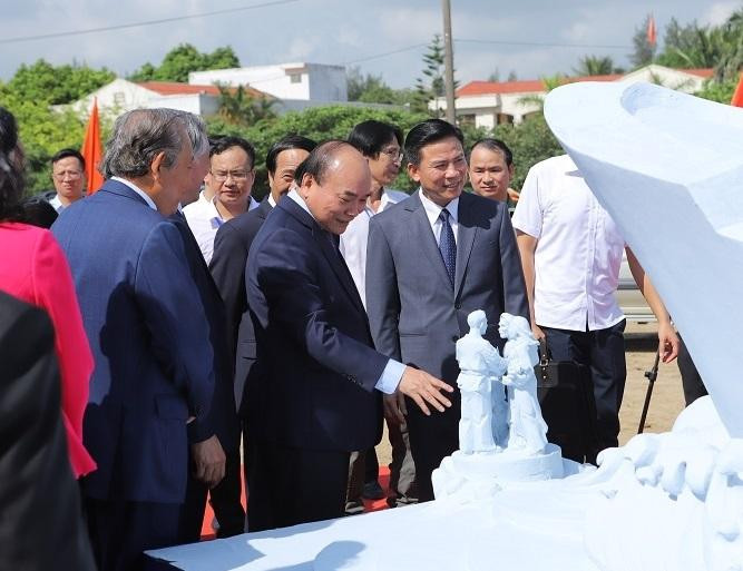 Chủ tịch nước Nguyễn Xuân Phúc cùng đoàn công tác thăm mô hình Khu lưu niệm