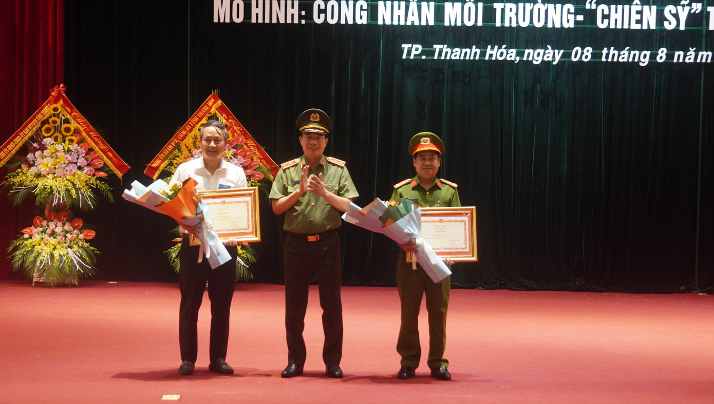 Trao thưởng cho các cá nhân, tập thể có thành tích xuất sắc trong phong trào toàn dân bảo vệ an ninh tổ quốc Trao thưởng cho các cá nhân, tập thể có thành tích xuất sắc trong phong trào toàn dân bảo vệ an ninh tổ quốc