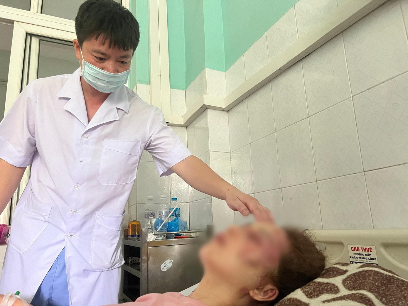 Chị V được người thân đưa vào bệnh viện điều trị hôm 22/8/2022 Chị V được người thân đưa vào bệnh viện điều trị hôm 22/8/2022