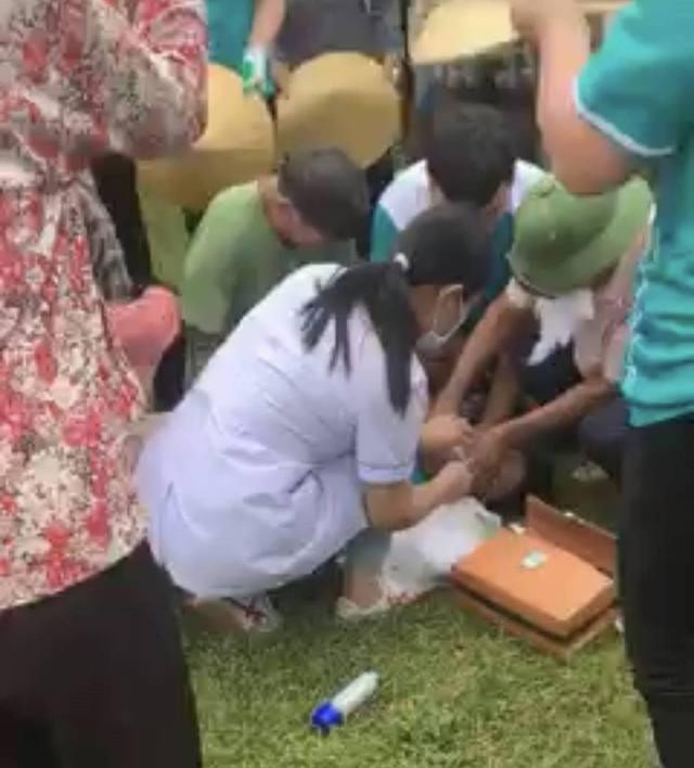 Mặc dù được lực lượng y tế sơ cứu, nhưng anh D. đã không qua khỏi Mặc dù được lực lượng y tế sơ cứu, nhưng anh D. đã không qua khỏi