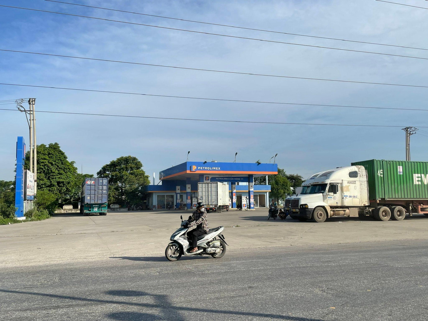 UBND tỉnh Thanh Hoá giao ngành chức năng làm việc với Công ty Xăng dầu Thanh Hoá về kế hoạch thu hồi đất, di dời Cửa hàng xăng dầu Petrolimex -11 trên đại lộ Hùng Vương, phường Quảng Thành, TP Thanh Hoá.