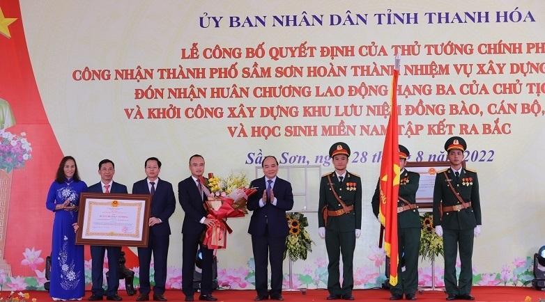 Chủ tịch nước Nguyễn Xuân Phúc trao Huân chương Lao động hạng Ba cho Thành phố Sầm Sơn.